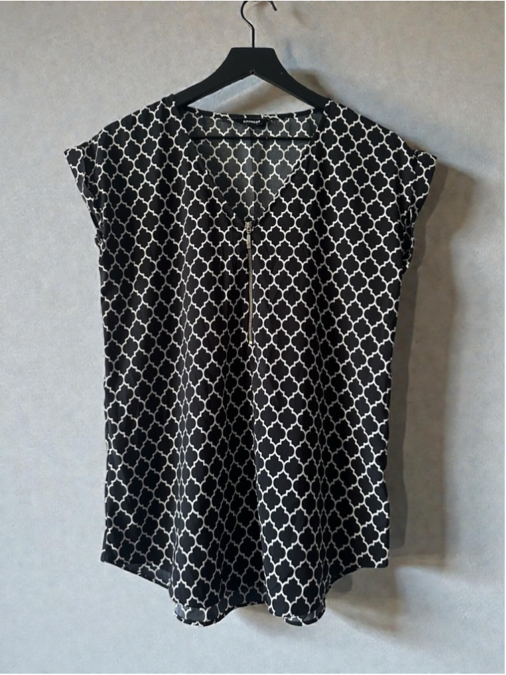 Express Black White Geo Zip Front Blouse Size M Business Casual Top